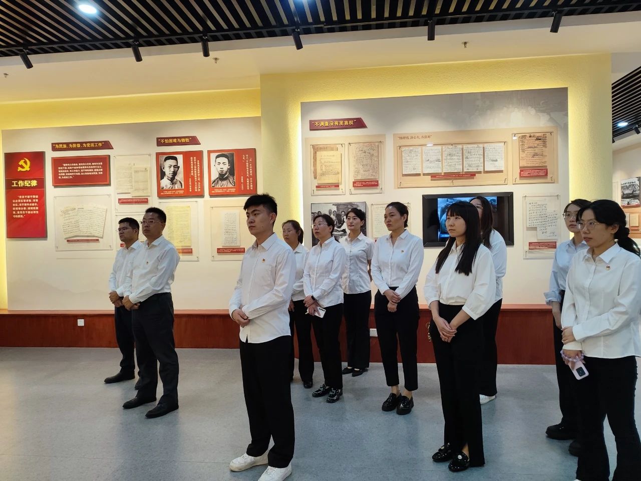 沥青乐鱼网页版登录入口权属单位路用新材料乐鱼网页版登录入口党支部组织参观党纪学习教育专题档案文献展