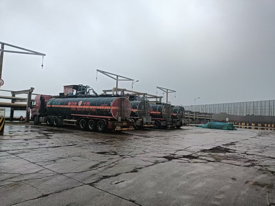 冲刺不停步，攻坚战正酣——沥青乐鱼网页版登录入口“双节”期间完成5000吨进口沥青接卸工作